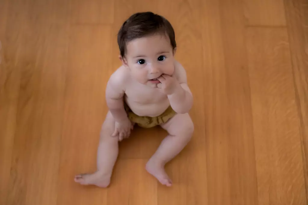 Fotografía de bebés en Barcelona: Bebé gateando mostrando nuevas habilidades del primer año.