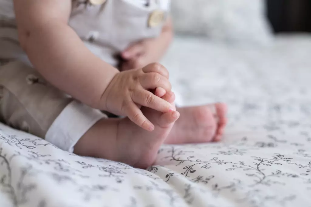 Fotografía de bebés a domicilio en Barcelona: Madre y bebé jugando en el suelo.