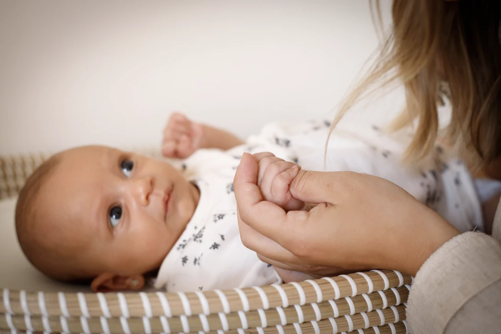 Fotografía de bebés en Barcelona: Bebé durmiendo plácidamente con sus padres, dulzura.