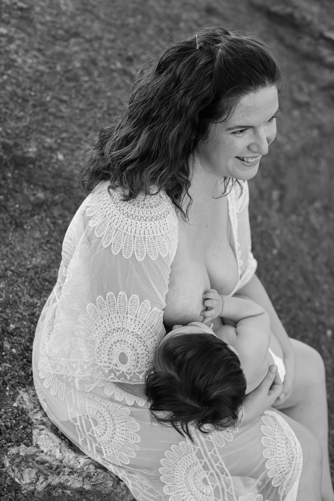 Fotografía de lactancia en blanco y negro en Barcelona: Madre amamantando a su bebé.