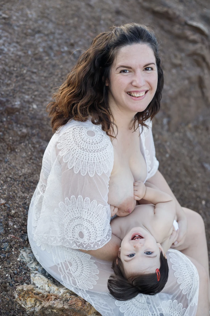 Fotografía de lactancia en Barcelona: Madre amamantando a su bebé, arte.