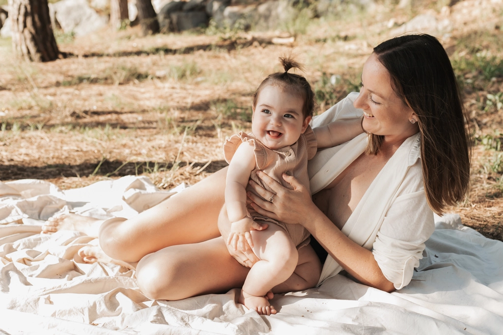 Madre e hija disfrutando de una sesión infantil y familiar en exteriores en Barcelona, capturando recuerdos espontáneos en la naturaleza.