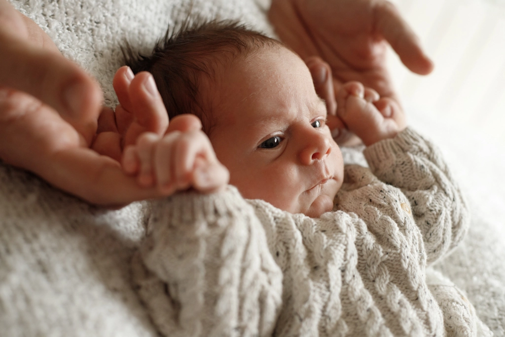 Sesión de fotos newborn en Barcelona de un bebé recién nacido descansando con sus padres