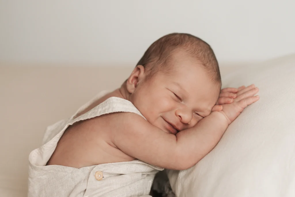 Bebé recién nacido en primer plano durante sesión de fotos en Barcelona