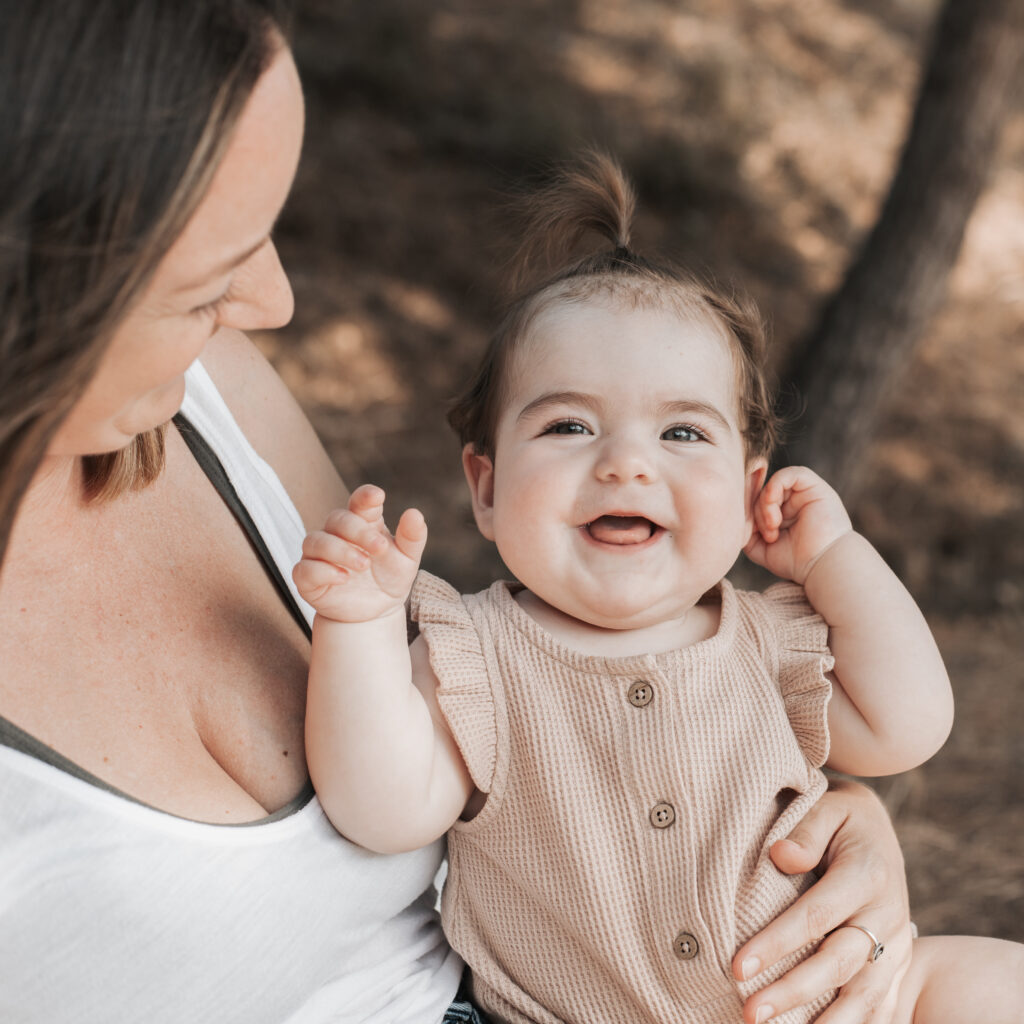 Retrato tierno de una madre con su bebé en brazos durante una sesión fotográfica por el Día de la Madre en Barcelona
