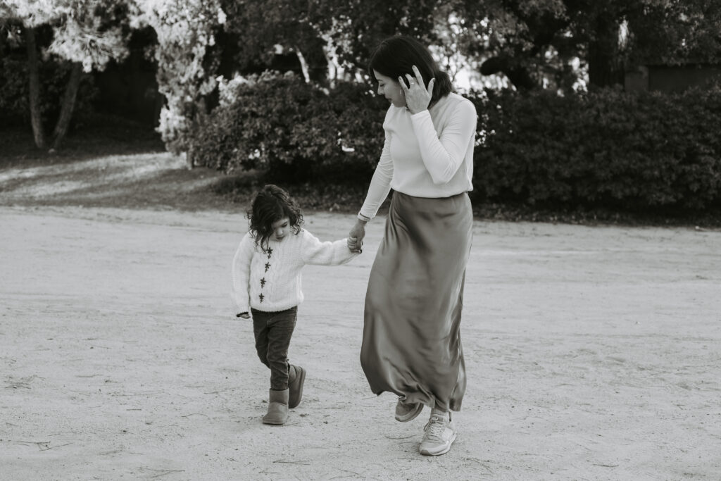 Foto artística de madre e hija caminando juntas en una sesión especial del Día de la Madre en Barcelona
