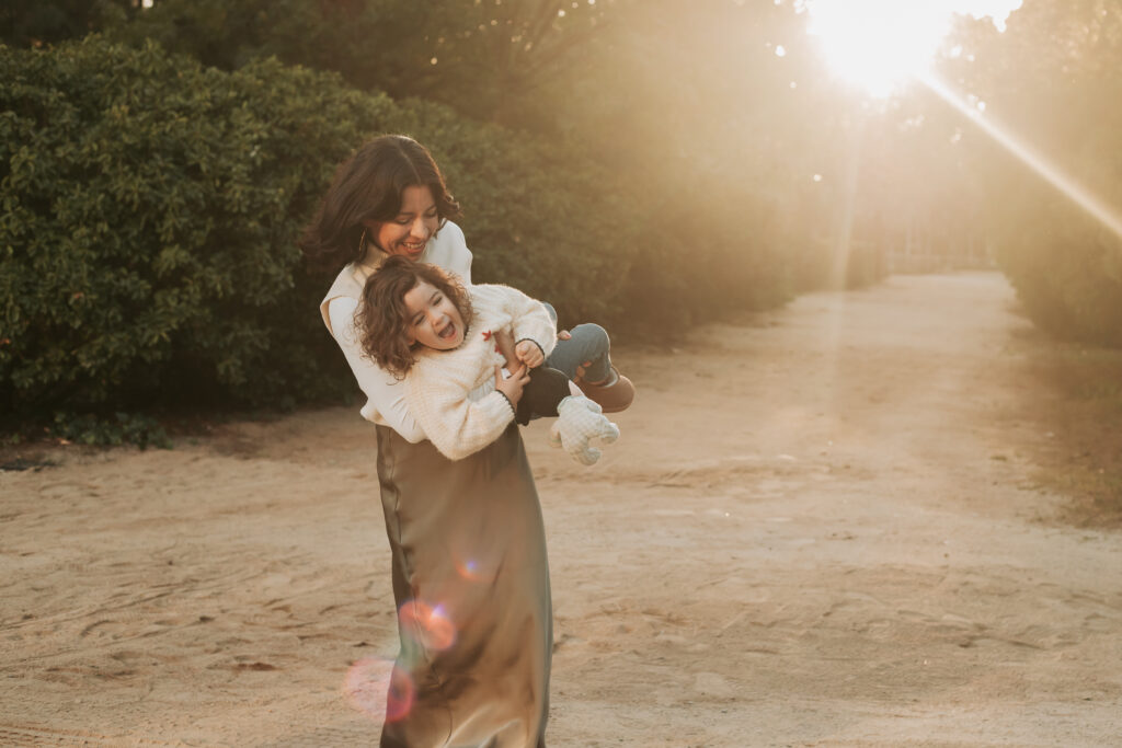 Madre jugando con su hija en una sesión de fotos al atardecer en exteriores en Barcelona, por el Día de la Madre