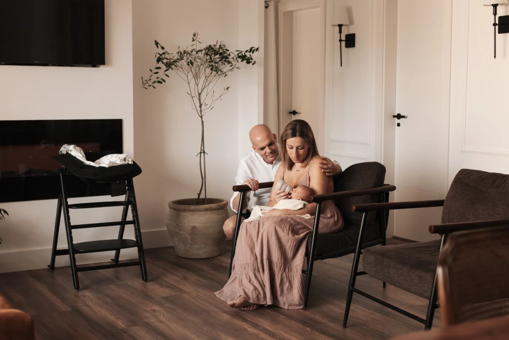 Reportaje de fotos de recién nacido a domicilio en Barcelona con familia compartiendo un momento íntimo en su hogar.