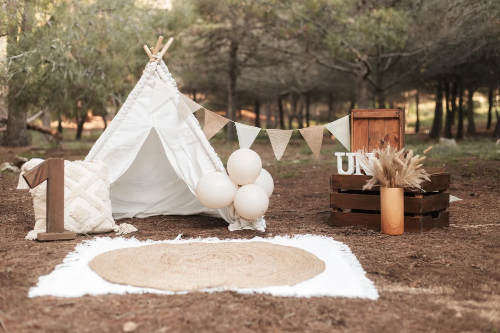 Decorado natural de cumpleaños infantil para sesiones de fotos en exteriores en Barcelona.
