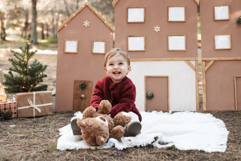 Sesión de fotos de Navidad para bebés en Barcelona en entorno natural con decoración de montaña.