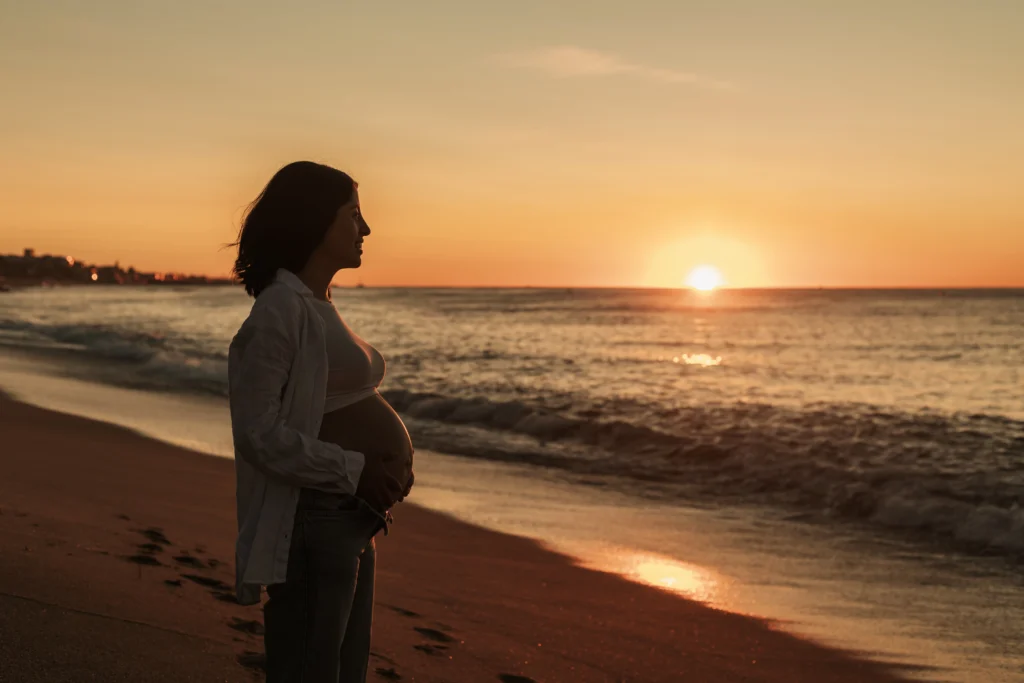 Reportaje de embarazo íntimo junto al mar en Barcelona