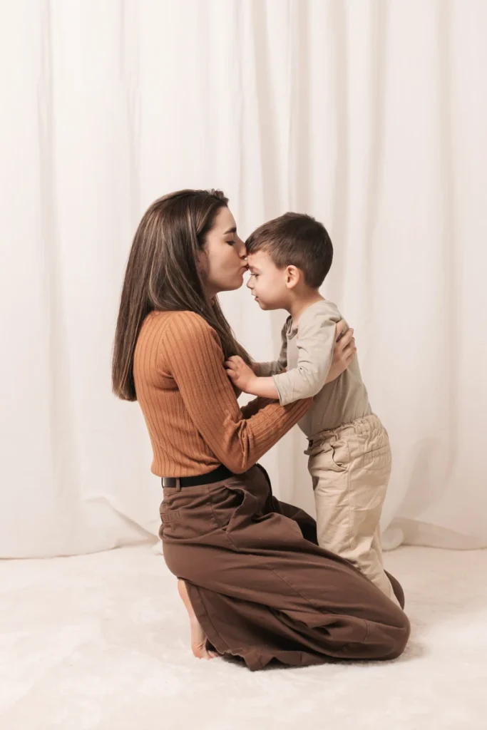 Sesión fotográfica del Día de la Madre - Saray Ruiz Fotografía Madre e hijo juntos y abrazados durante una sesión fotográfica del Día de la Madre en estudio en Santa Coloma de Gramenet, Barcelona.