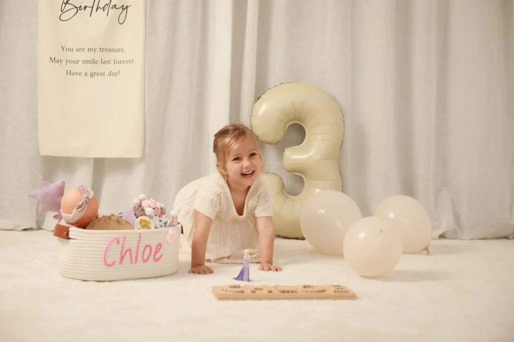 Reportaje fotográfico de cumpleaños infantil con decoración natural y globos en estudio de Badalona.