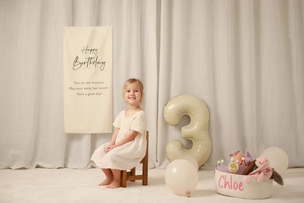 Reportaje fotográfico de cumpleaños infantil en Santa Coloma de Gramenet, Barcelona - Saray Ruiz Fotografía Sesión de fotos de cumpleaños para niña de 3 años en estudio de Barcelona con decoración minimalista de globos y tonos crema.