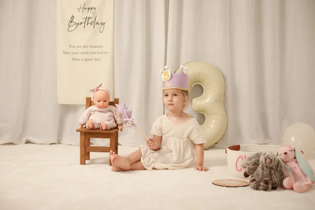 Fotografía infantil de cumpleaños en Santa Coloma de Gramenet, Barcelona - Saray Ruiz Sesión de fotos de cumpleaños 3 años para niña con corona y muñeca en estudio de Barcelona.