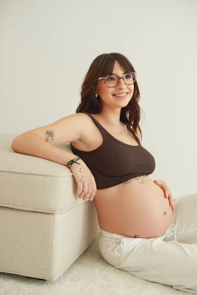 Sesión de embarazo natural en Barcelona, futura mamá sonriente en sesión de estudio