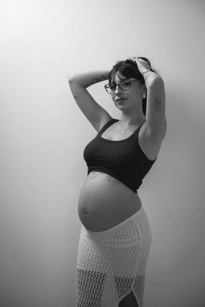 Reportaje de maternidad en blanco y negro, embarazada de perfil en estudio fotográfico